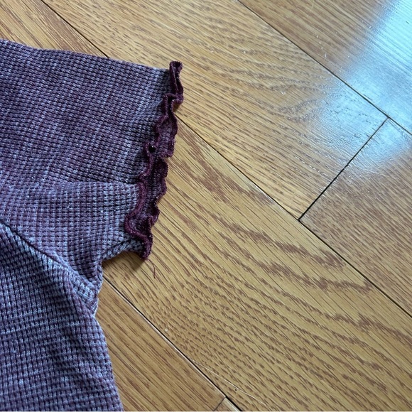 american eagle womens xs tshirt crop maroon Ruffle Trim perfect condition - Picture 4 of 6